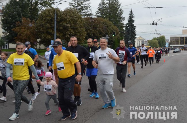 Волинські поліцейські бігли на честь загиблих воїнів. ФОТО