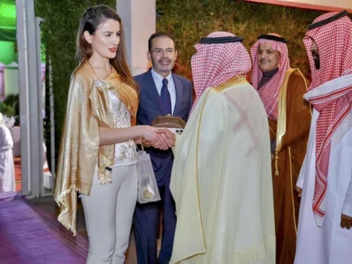 Дипломатку з Волині хейтять через облягаючі штани на вечері з мусульманами