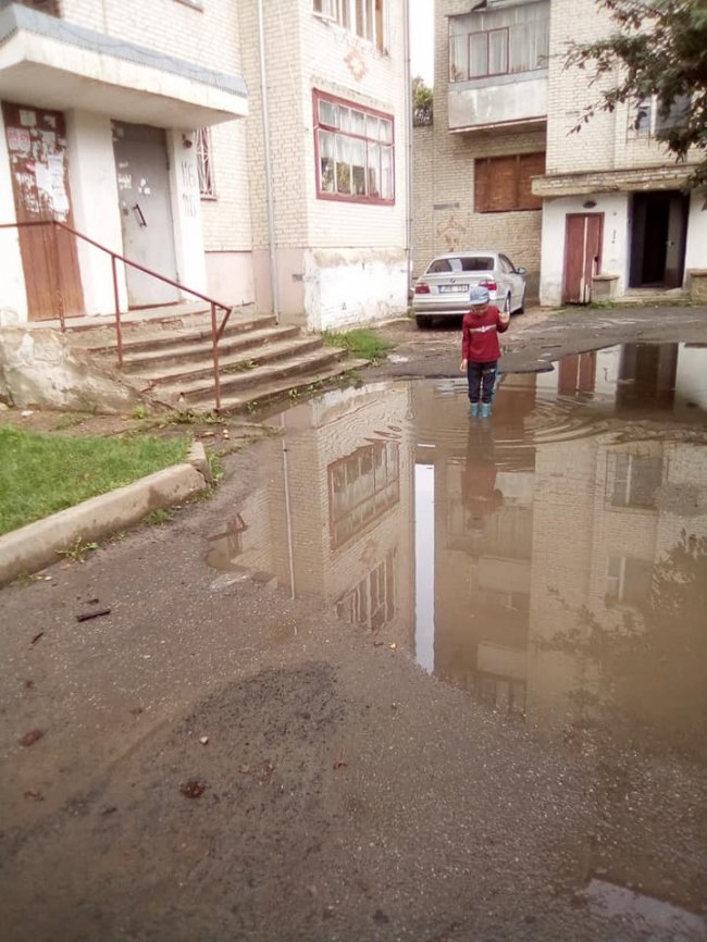 У луцькому дворі  після дощу утворилось «озеро». ФОТО