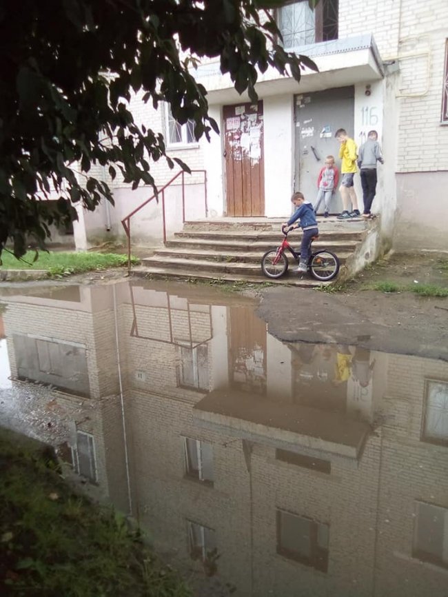 У луцькому дворі  після дощу утворилось «озеро». ФОТО