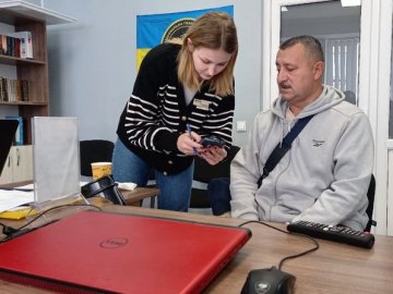 До десяти звернень за два дні: як працює відділення ЦНАП у центрі реабілітації військових у Луцьку