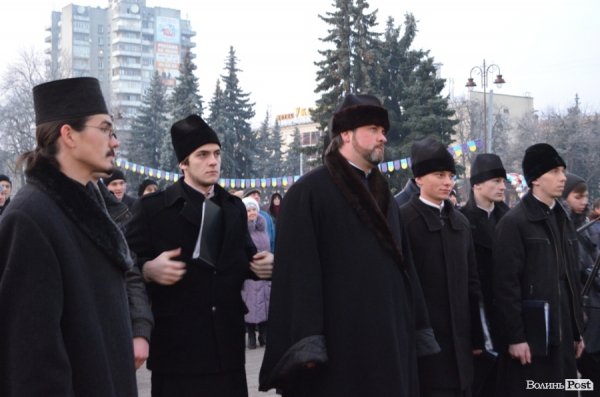 У Луцьку засвітили головні ялинки міста. ФОТО 