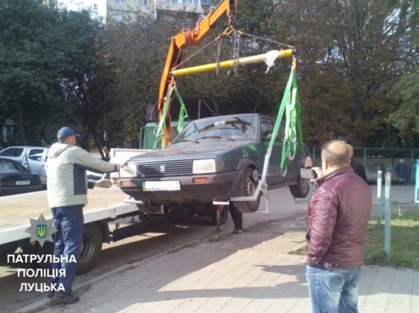 Луцький евакуатор показав себе у справі: патрульні забрали перше авто порушника. ФОТО