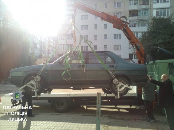 Луцький евакуатор показав себе у справі: патрульні забрали перше авто порушника. ФОТО