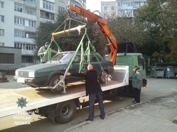 Луцький евакуатор показав себе у справі: патрульні забрали перше авто порушника. ФОТО
