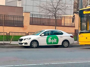 «Не вмію їздити на механіці»: за містом водій таксі Bolt висадив трьох пасажирів серед дороги
