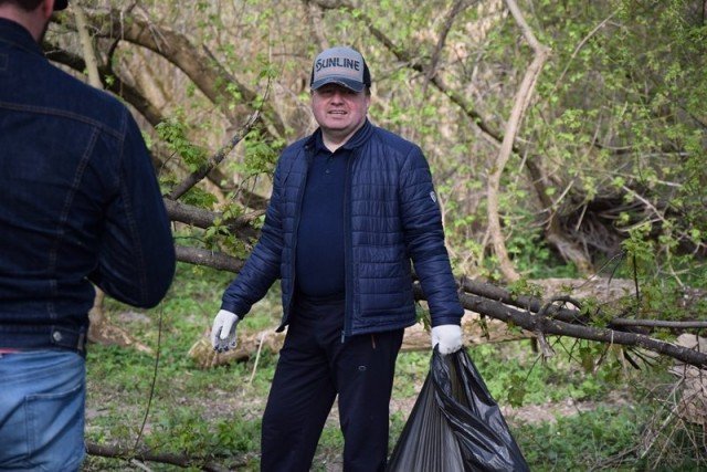 Толока по-луцьки: у центральному парку міста зібрали гору сміття. ФОТО