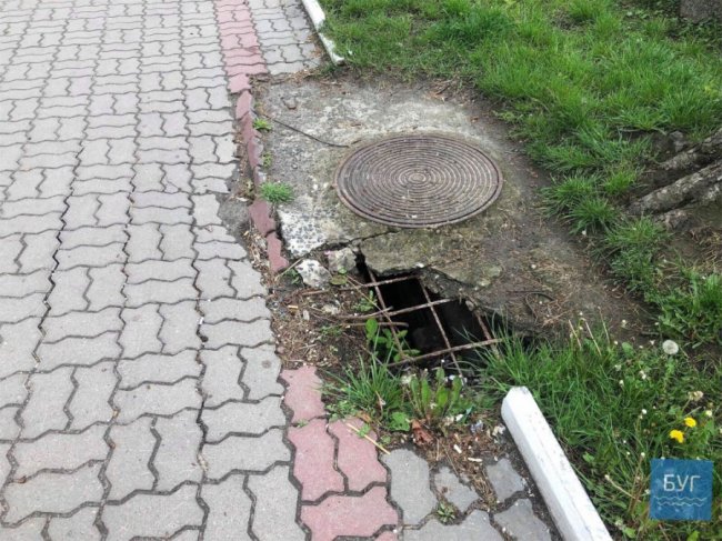 В яму ногою провалилася дитина: у місті на Волині – небезпечні люки. ФОТО