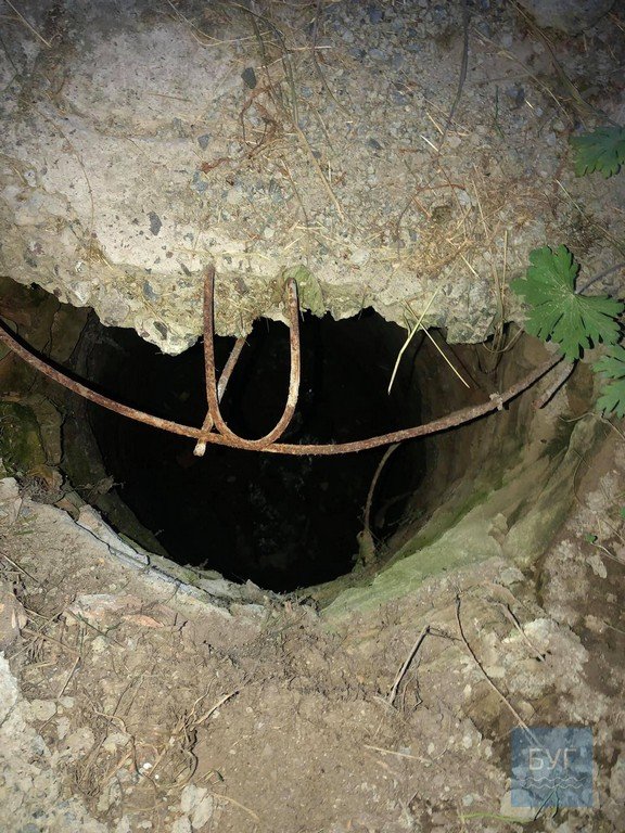 В яму ногою провалилася дитина: у місті на Волині – небезпечні люки. ФОТО