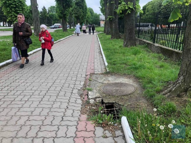 В яму ногою провалилася дитина: у місті на Волині – небезпечні люки. ФОТО