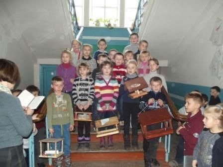 Лісівники і дітлахи на Волині виготовили сотні годівничок