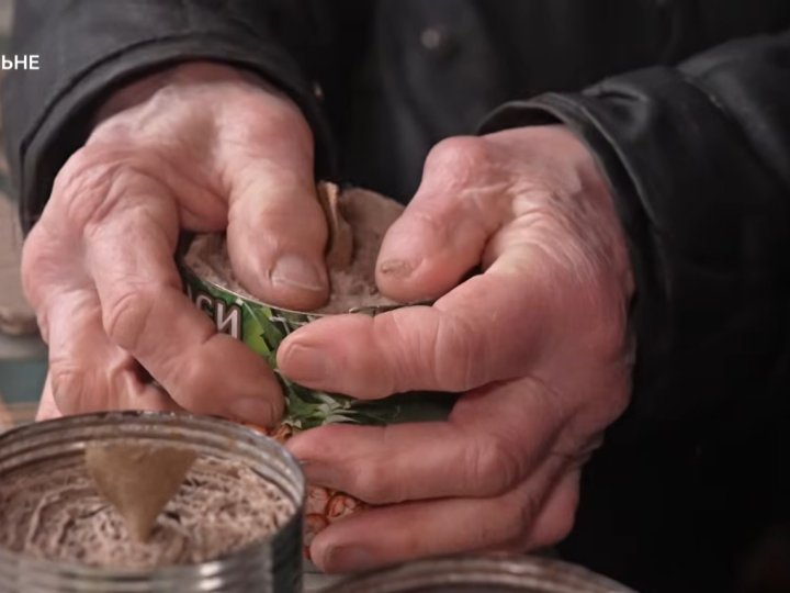 85-річний волонтер з Волині виготовив на фронт понад тисячу окопних свічок. ВІДЕО