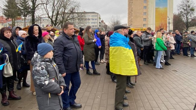 У Луцьку до Дня Соборності розгорнули 200-метровий прапор. ФОТО. ВІДЕО