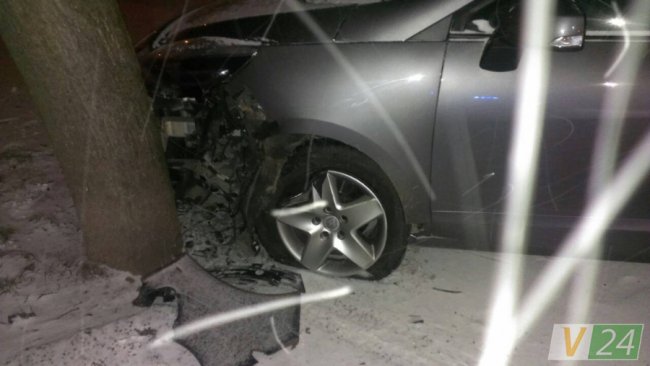 У Луцьку вночі автівка врізалась у дерево