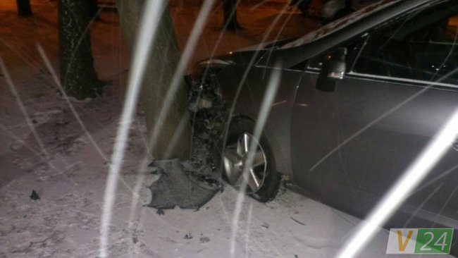 У Луцьку вночі автівка врізалась у дерево
