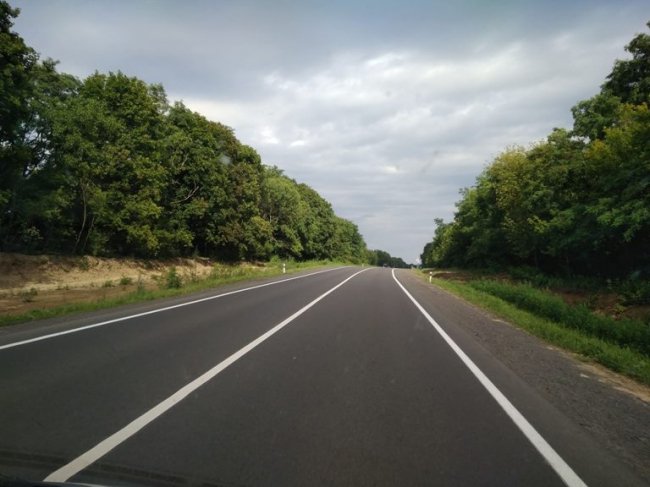 На трасах Волині розмітку наносять по-новому. ФОТО