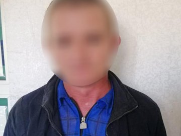 Заманював цукерками: у Миколаївській області чоловік фотографував оголеними дітей