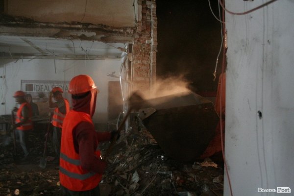 Обвал зсередини: з магазину вигрібають уламки стін і виносять товар