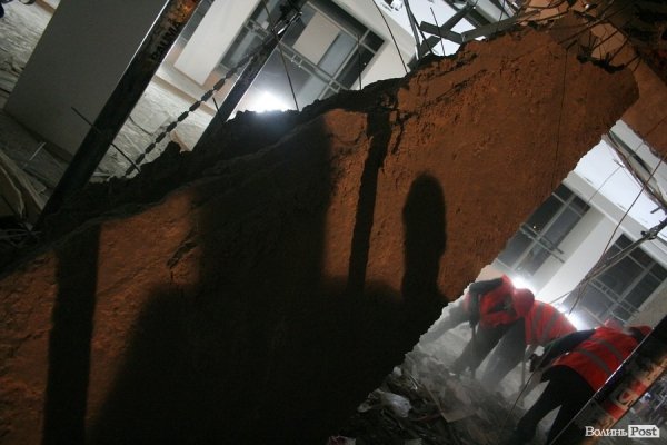 Обвал зсередини: з магазину вигрібають уламки стін і виносять товар