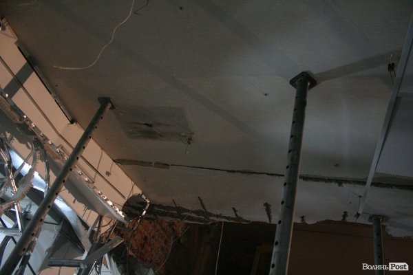 Обвал зсередини: з магазину вигрібають уламки стін і виносять товар