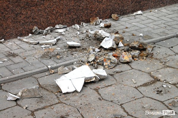 У центрі Луцька валиться будинок-згарище