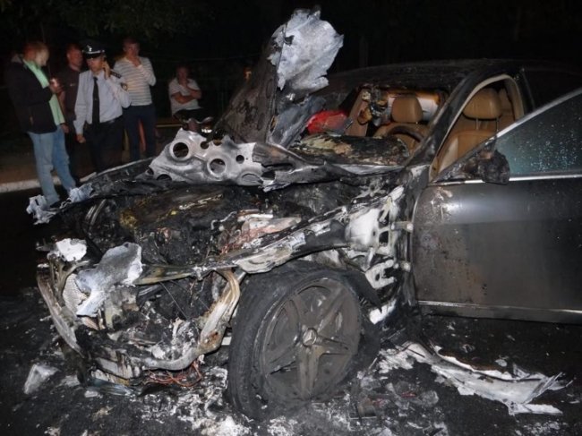 У Рівному вночі спалили автівку депутата. ФОТО. ВІДЕО