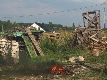 У селі під Луцьком рідні брати привласнили і загидили частину дороги. ФОТО