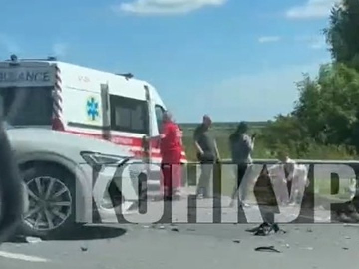 Біля Ковеля зіткнулися автомобіль та мотоцикл, на місці працюють медики. ВІДЕО