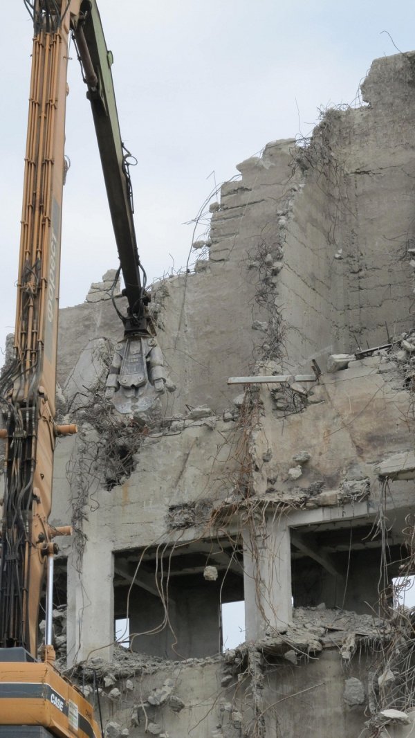 Як розбирають хлібокомбінат в Луцьку. ФОТО. ВІДЕО