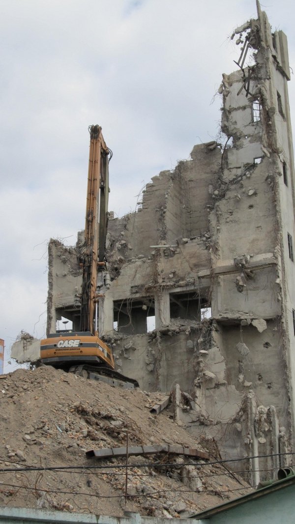 Як розбирають хлібокомбінат в Луцьку. ФОТО. ВІДЕО