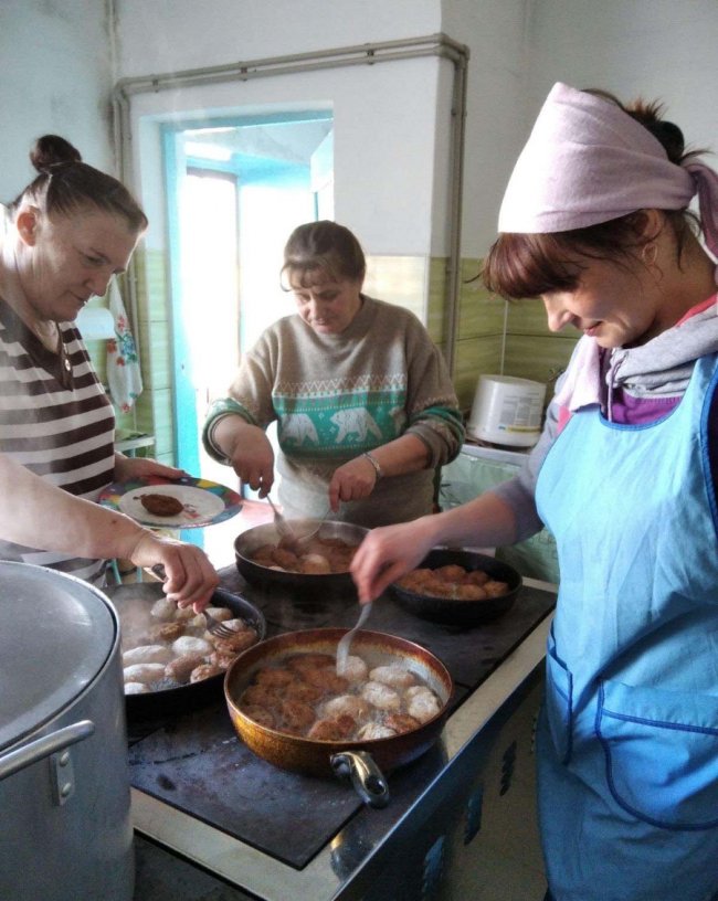 Волинянки готують військовим борщі-голубці і підібрали Путіну костюм на смерть. ФОТО