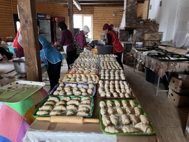 Волинянки готують військовим борщі-голубці і підібрали Путіну костюм на смерть. ФОТО