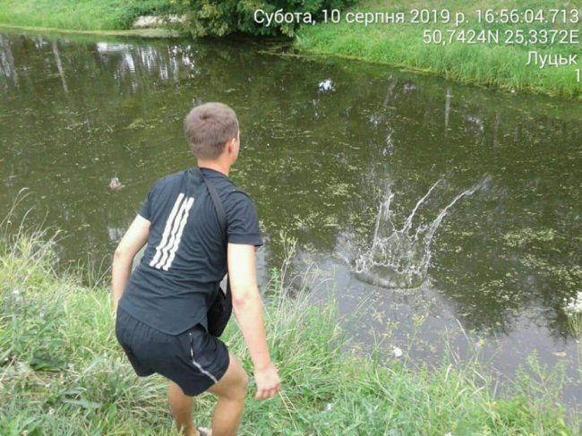 Муніципали змусили рибного браконьєра у Луцьку відпустити здобич у річку. ФОТО