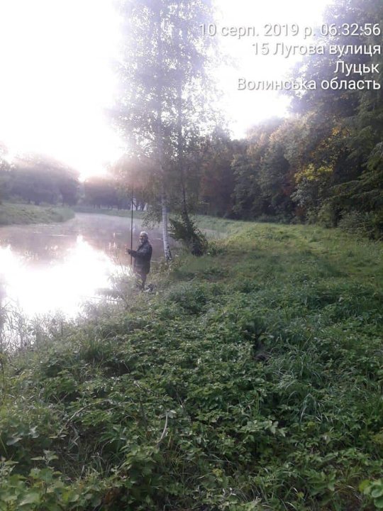 Муніципали змусили рибного браконьєра у Луцьку відпустити здобич у річку. ФОТО