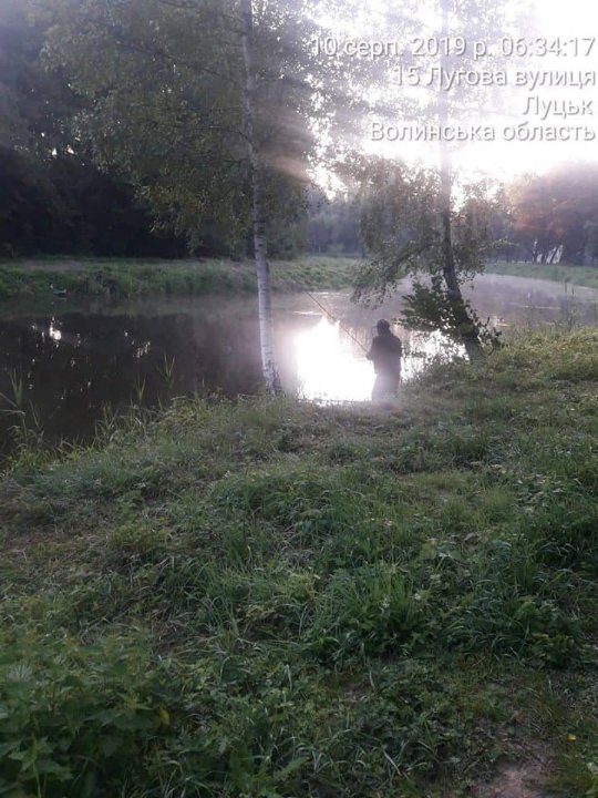 Муніципали змусили рибного браконьєра у Луцьку відпустити здобич у річку. ФОТО