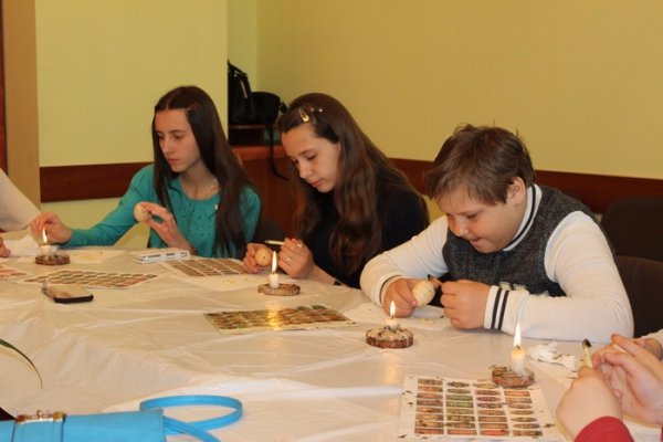 У Луцьку для дітей з Волновахи провели майстер-клас із писанкарства. ФОТО