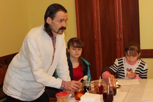 У Луцьку для дітей з Волновахи провели майстер-клас із писанкарства. ФОТО