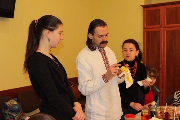 У Луцьку для дітей з Волновахи провели майстер-клас із писанкарства. ФОТО