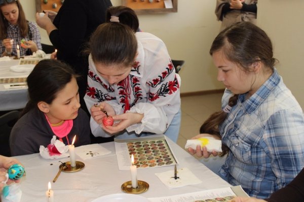 У Луцьку для дітей з Волновахи провели майстер-клас із писанкарства. ФОТО