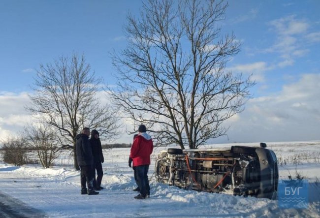 На волинській трасі перекинувся автомобіль. ФОТО