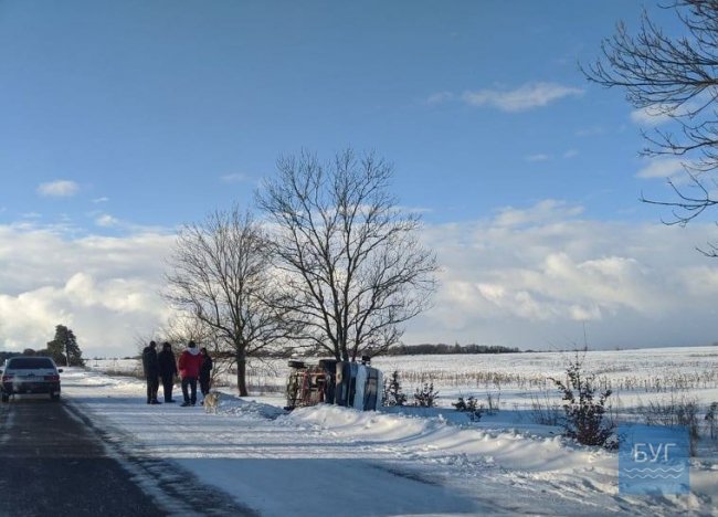 На волинській трасі перекинувся автомобіль. ФОТО