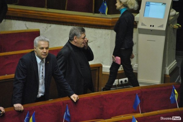 Волинський нардеп під час засідання їв горішки і длубався в зубах. ФОТО