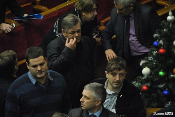 Волинський нардеп під час засідання їв горішки і длубався в зубах. ФОТО