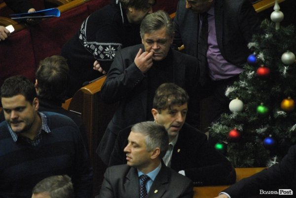Волинський нардеп під час засідання їв горішки і длубався в зубах. ФОТО
