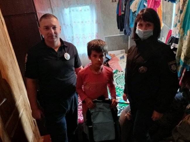 Волонтер разом з «шерифом» на Волині подарували дітям ранці з канцелярією 