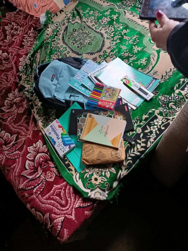 Волонтер разом з «шерифом» на Волині подарували дітям ранці з канцелярією 