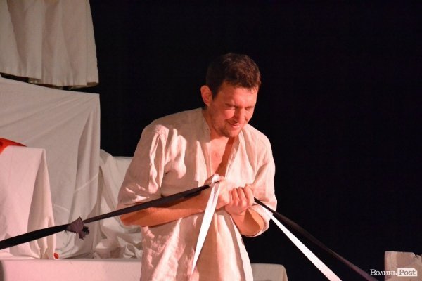 «ГаРмИдЕр» подарував лучанам виставу за твором Лесі Українки «На полі крові». ФОТО