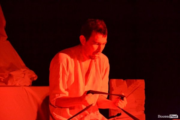 «ГаРмИдЕр» подарував лучанам виставу за твором Лесі Українки «На полі крові». ФОТО