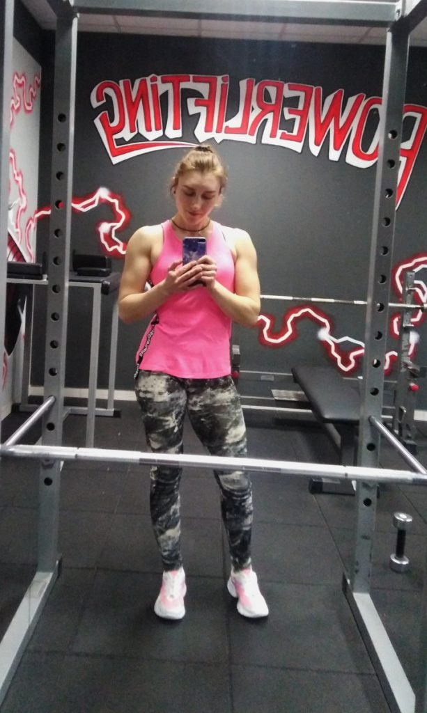 Волинянка малює історичні портрети, розписує храми і займається бодібілдингом 