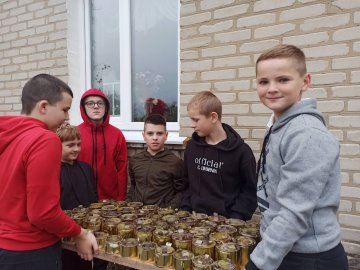 Школярі на Волині виготовляють окопні свічки для Захисників